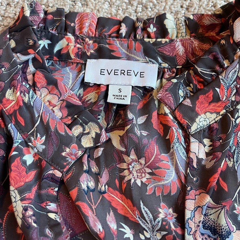 Evereve beautiful top with ruffle sleeves Size Small